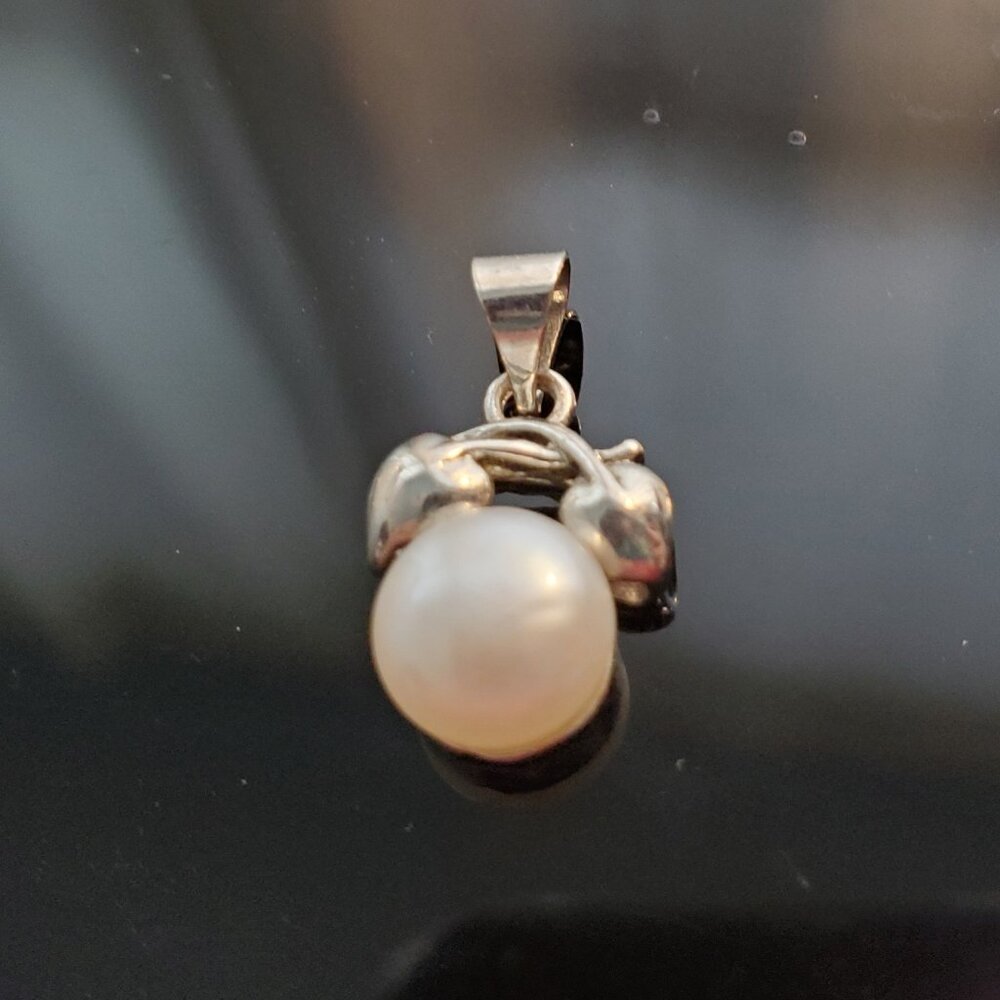 Pearl and silver pendant